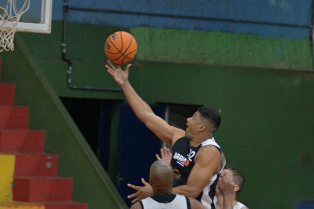 Treinos basquete no Ginásio do CASEB 