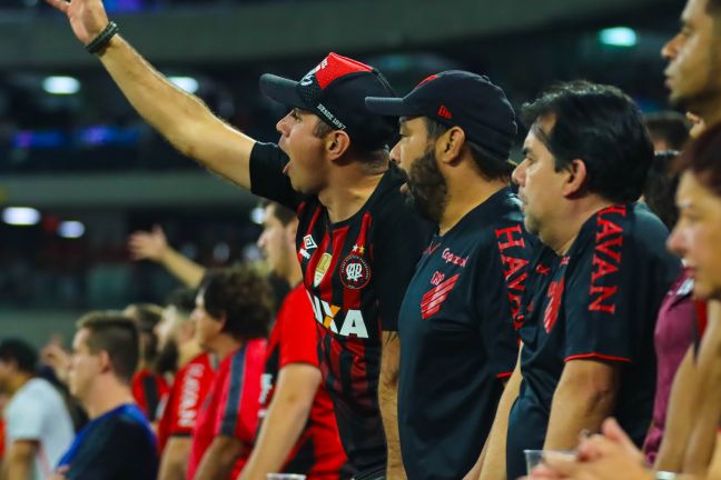 Torcedores do Athletico na Ligga Arena